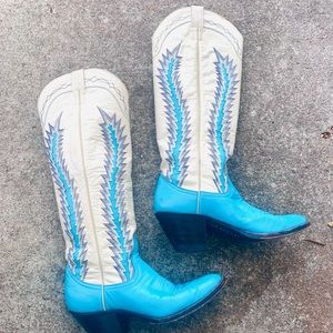 SOLD ✌🏻 Turquoise Stitched Feather Cowboy Boots
